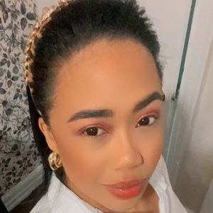 Meet your Posher, Eva